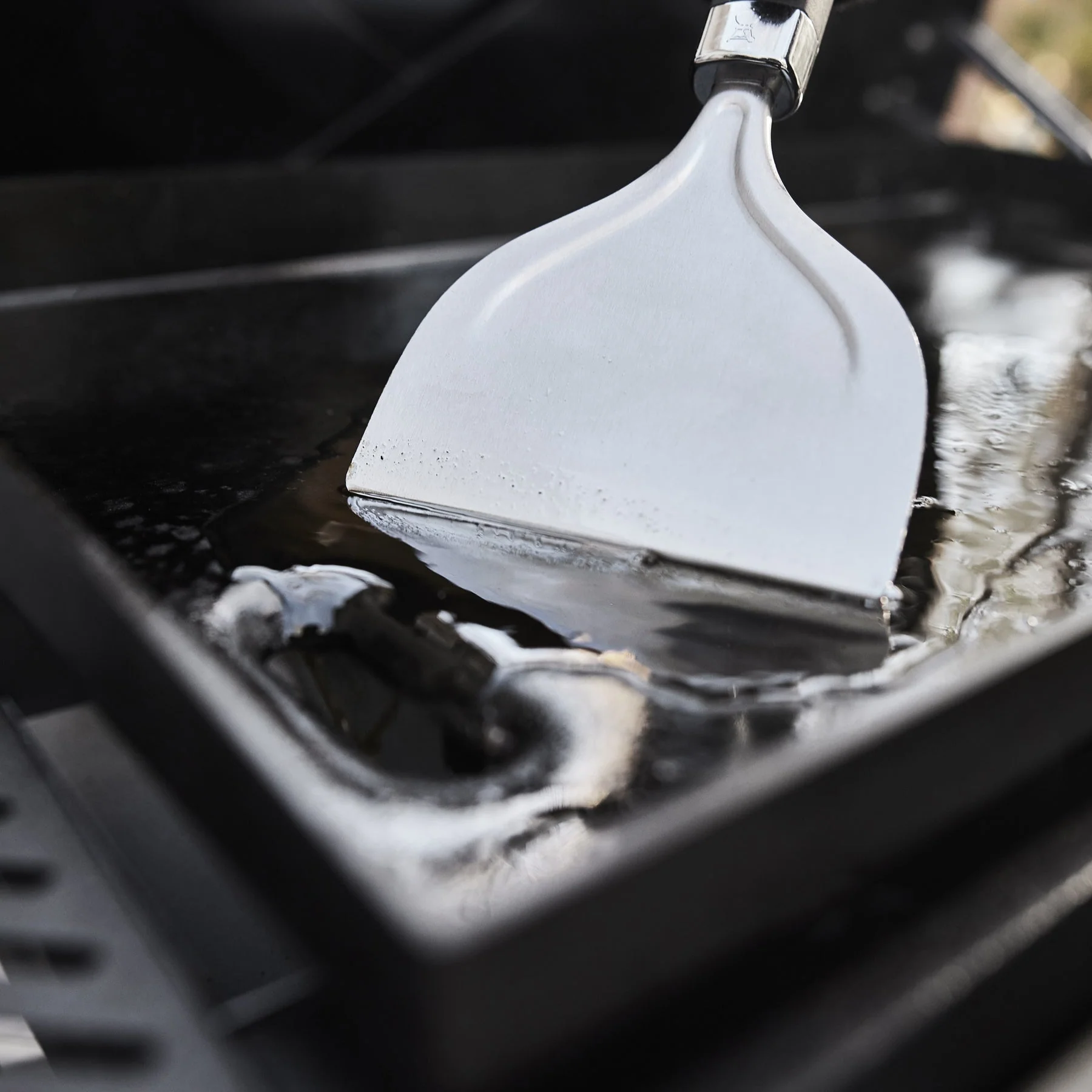 Weber - 1501345 - SLATE 28IN FT 3B LP RR BLK US/CA - Image 4